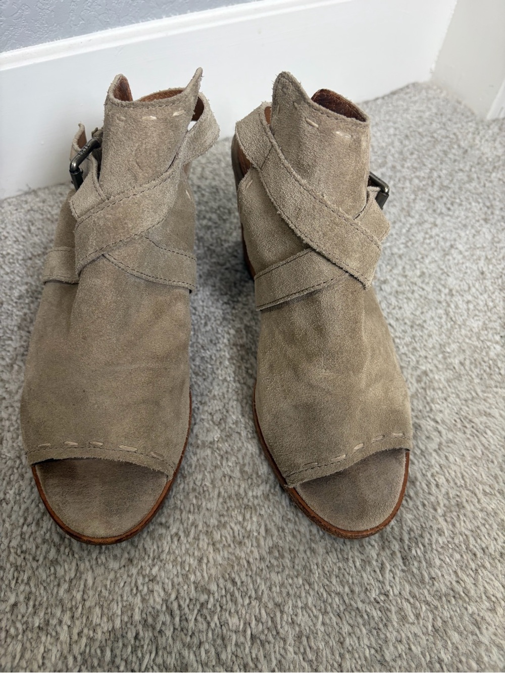 Frye Dani Pickstitch Shield Heeled Sandals in Ash Suede, Women’s Sz 8.5 Peep Toe